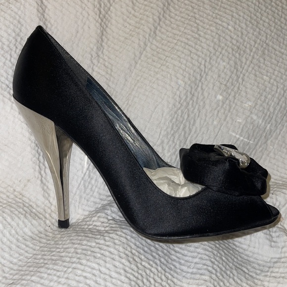 NEW Stuart Weitzman Black Satin & Swarovski Chrome-Heeled Peep-Toe Pumps Sz 6.5 - Picture 3 of 15